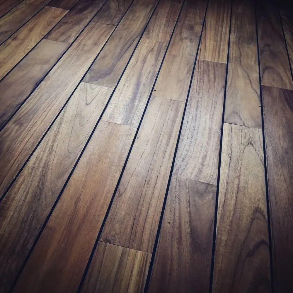 Pose de parquet à Lampaul Guimiliau