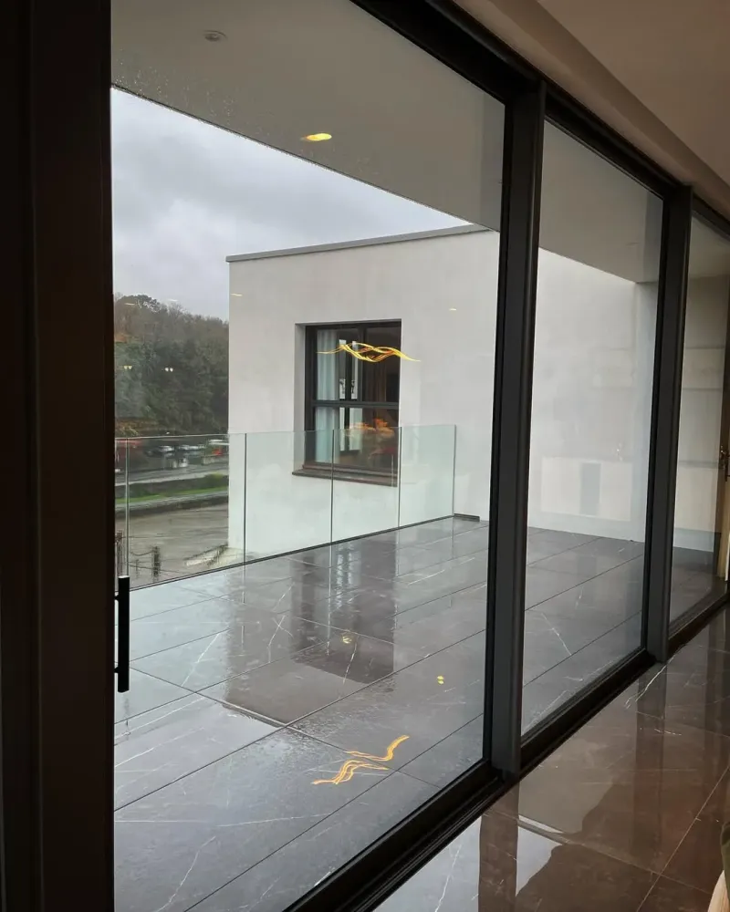 Pose de fenêtre à Lampaul Guimiliau